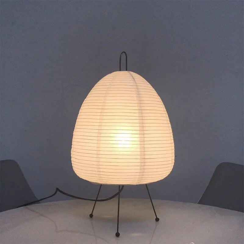 Elegante LED-lamp van Japans rijstpapier – Artistiek ontwerp met een chique houten driepoot