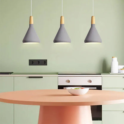 Suspension en cône de macarons français fantaisie – Lampe en aluminium et bois élégant pour une touche stylée
