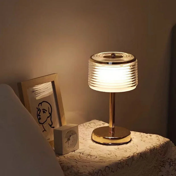 Elegant gold table lamp with chic layered lampshade – Bring modern elegance to your living room and office