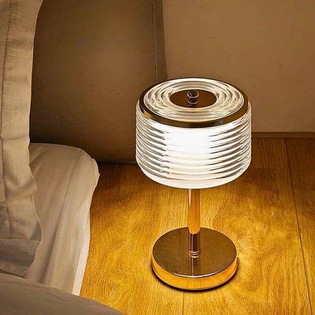 Elegant gold table lamp with chic layered lampshade – Bring modern elegance to your living room and office