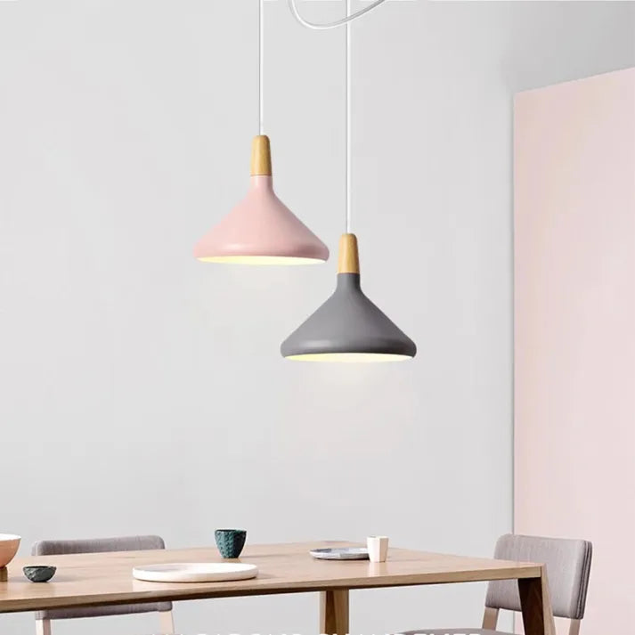 Suspension en cône de macarons français fantaisie – Lampe en aluminium et bois élégant pour une touche stylée