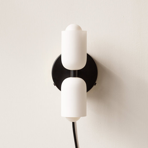 Wall Sconce in Metal and Sleek Acrylic – Create a Serene Atmosphere for Sophisticated Spaces