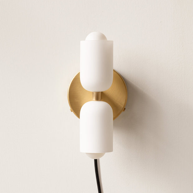 Wall Sconce in Metal and Sleek Acrylic – Create a Serene Atmosphere for Sophisticated Spaces