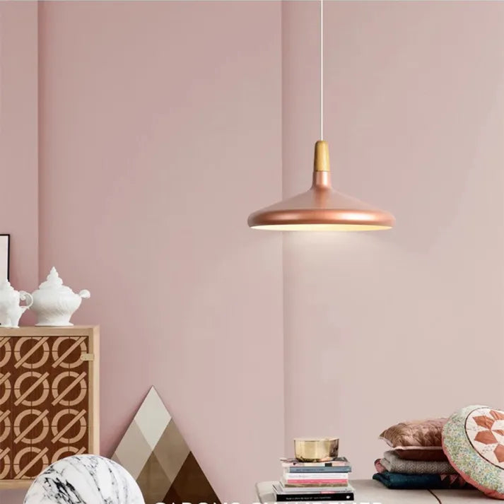 Suspension en cône de macarons français fantaisie – Lampe en aluminium et bois élégant pour une touche stylée