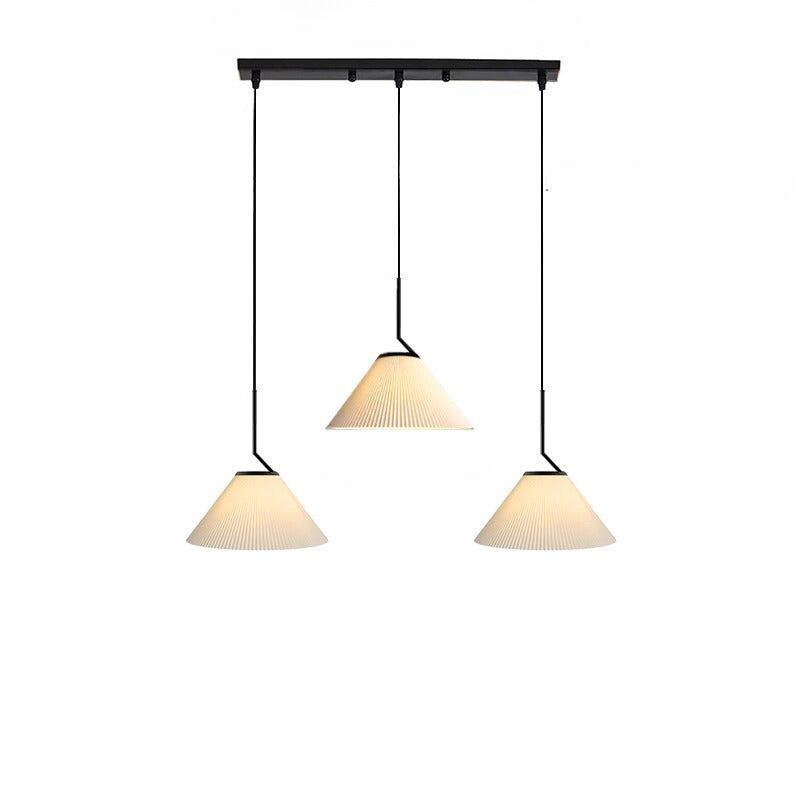 Élégance scandinave : Suspension LED en tissu crème avec design plissé nordique