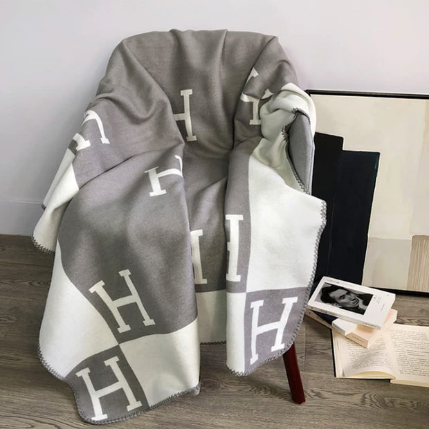 LuxBlanket Chic Cover – The perfect blend of style and comfort for your home