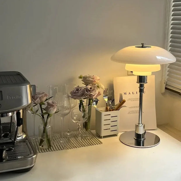Lampe de table scandinave Fjord – Fusion élégante de verre et de métal pour votre salon et votre chambre
