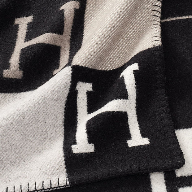 LuxBlanket Chic Cover – The perfect blend of style and comfort for your home