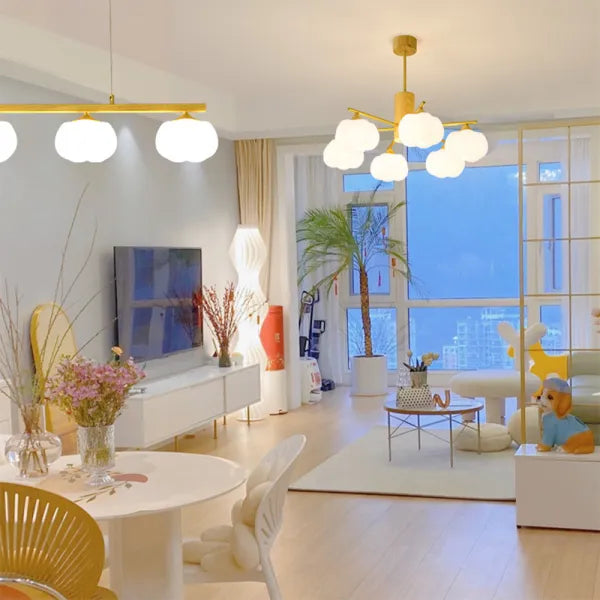 Elegante houten en metalen kroonluchter – Stijlvolle verlichting met katoenen ballen voor chique woon- en eetruimtes