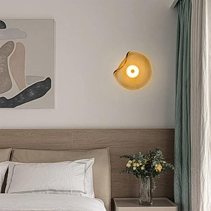 Elegant vägglampa i bärnsten glas - Chic LED-design för bekväm och funktionell belysning