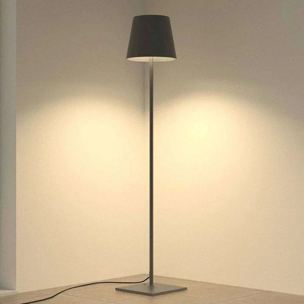 Modern and elegant rechargeable LED floor lamp – Adjustable lighting for any space