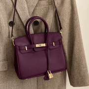 Luxurious leather shoulder bag - A perfect blend of timeless style and practicality