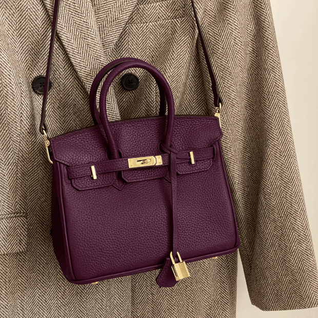 Luxurious leather shoulder bag - A perfect blend of timeless style and practicality