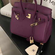 Luxurious leather shoulder bag - A perfect blend of timeless style and practicality