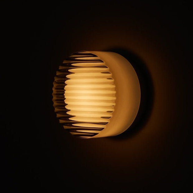 Elegant round LED wall sconce – Warm ambiance with Mylk glass diffuser for living room and bedroom decoration