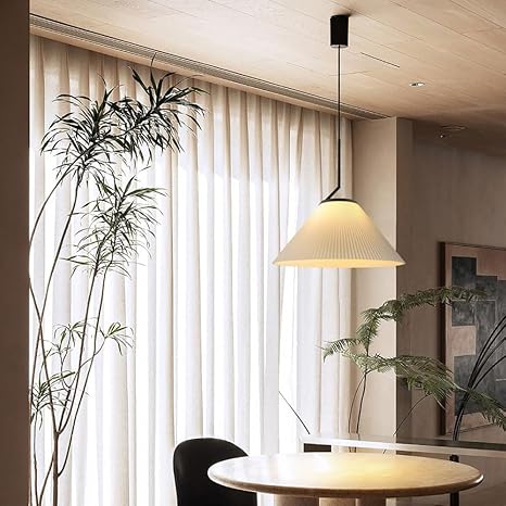 Élégance scandinave : Suspension LED en tissu crème avec design plissé nordique