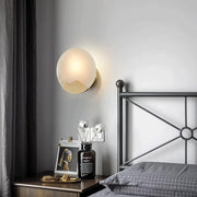 Chic Scandinavian LED wall lamp – Elegant marble and brass lamp with adjustable brightness