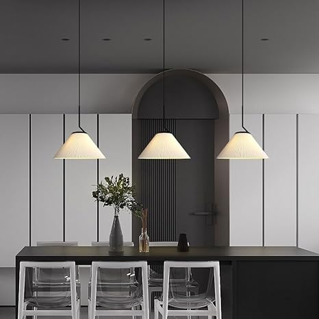 Élégance scandinave : Suspension LED en tissu crème avec design plissé nordique