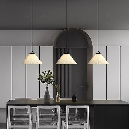 Élégance scandinave : Suspension LED en tissu crème avec design plissé nordique