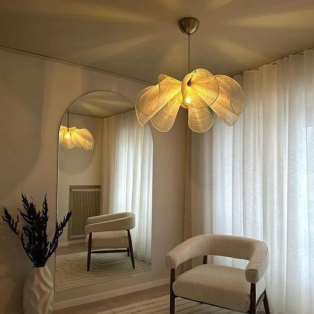 Suspension en tissu Japandi chic avec abat-jour en fleurs – Lampe suspendue élégante avec LED E27