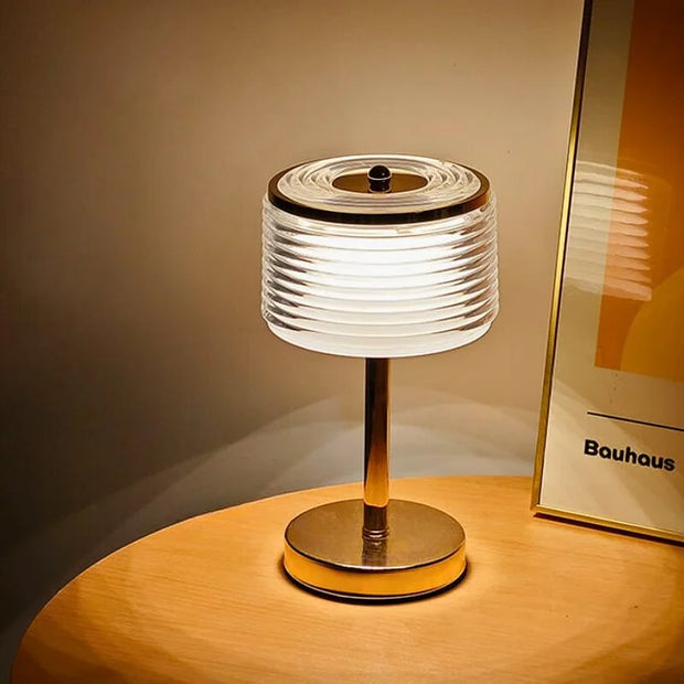 Elegant gold table lamp with chic layered lampshade – Bring modern elegance to your living room and office