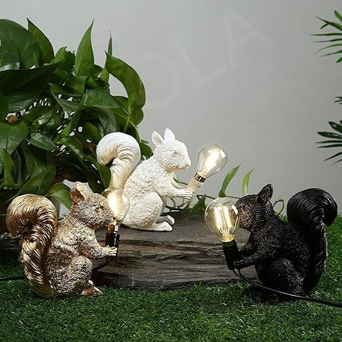 Lampe de table écureuil nordique charmante – Design fantaisiste pour un éclairage ambiant chaleureux