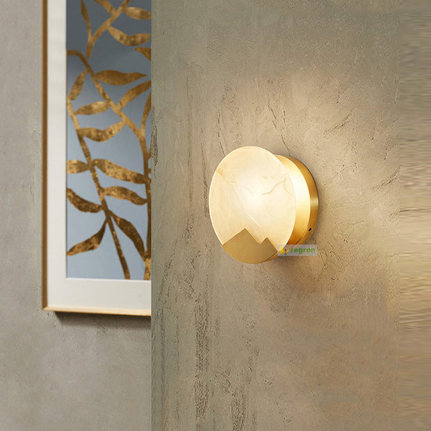 Chic Scandinavian LED wall lamp – Elegant marble and brass lamp with adjustable brightness