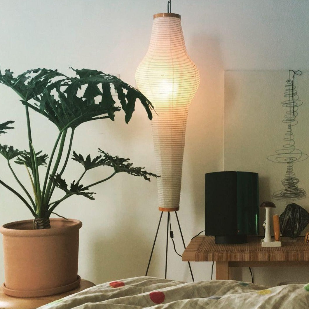 Lampadaire en papier de riz élégant – Éclairage sleek et stylé pour votre salon et votre chambre à coucher