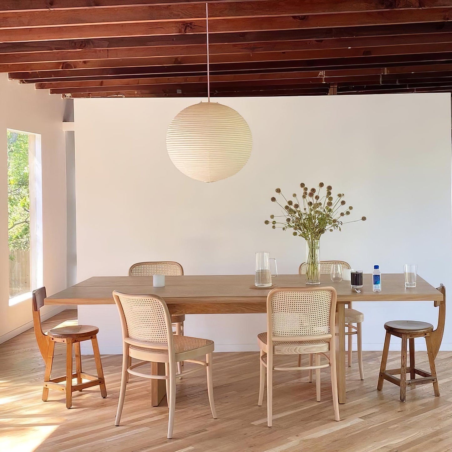 Élevez votre espace avec la lampe suspendue Akari A-Series – une chic lampe en papier japonaise présentant une esthétique minimaliste époustouflante