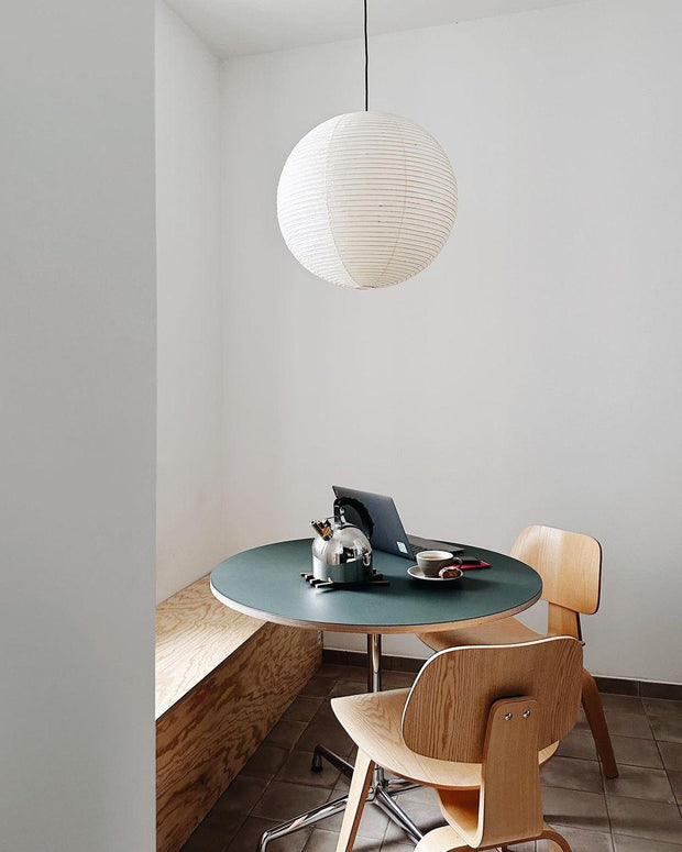 Élevez votre espace avec la lampe suspendue Akari A-Series – une chic lampe en papier japonaise présentant une esthétique minimaliste époustouflante