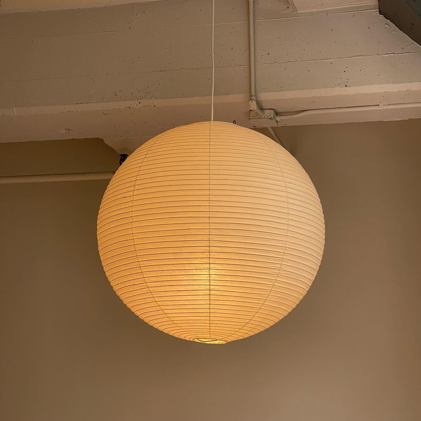 Élevez votre espace avec la lampe suspendue Akari A-Series – une chic lampe en papier japonaise présentant une esthétique minimaliste époustouflante