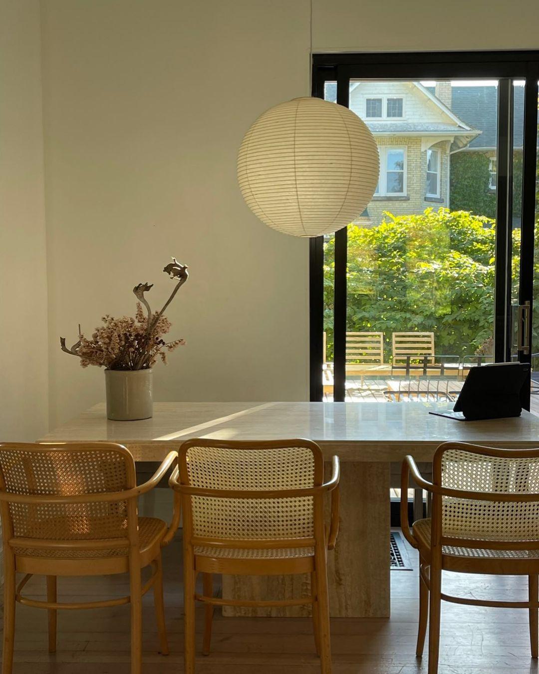 Élevez votre espace avec la lampe suspendue Akari A-Series – une chic lampe en papier japonaise présentant une esthétique minimaliste époustouflante