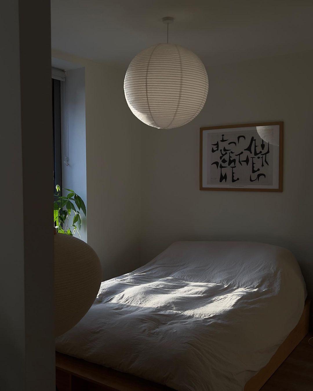 Élevez votre espace avec la lampe suspendue Akari A-Series – une chic lampe en papier japonaise présentant une esthétique minimaliste époustouflante