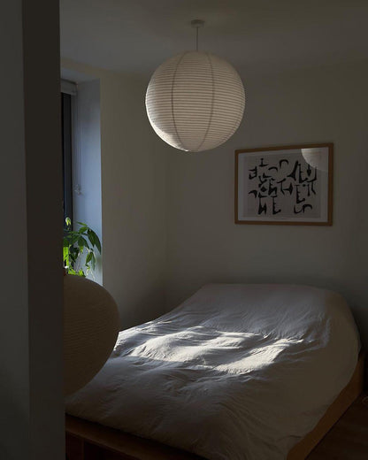 Élevez votre espace avec la lampe suspendue Akari A-Series – une chic lampe en papier japonaise présentant une esthétique minimaliste époustouflante