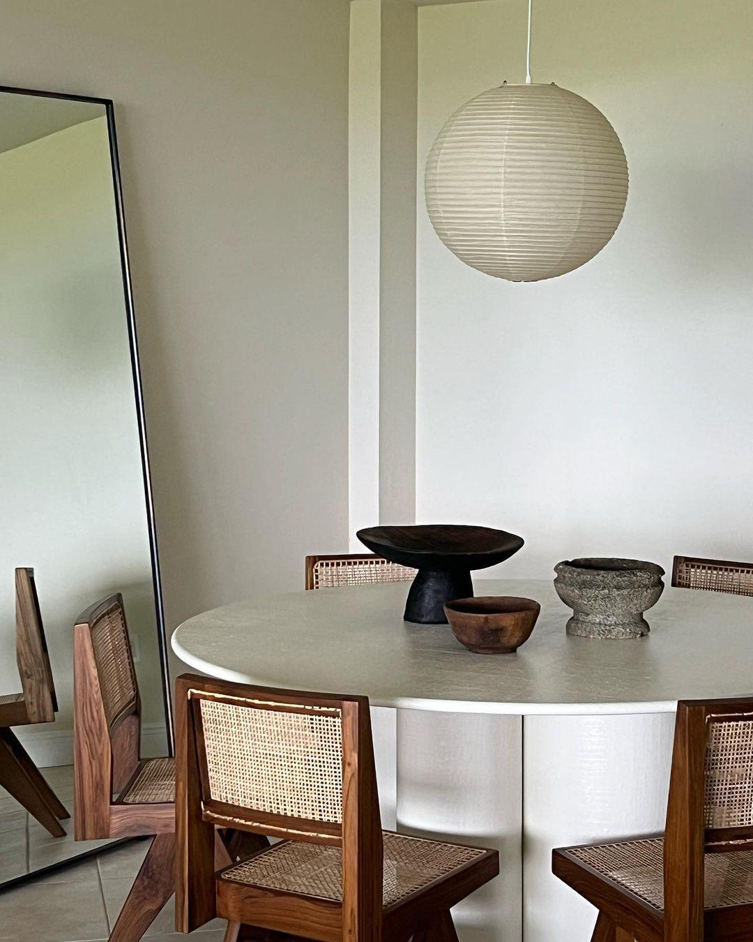 Élevez votre espace avec la lampe suspendue Akari A-Series – une chic lampe en papier japonaise présentant une esthétique minimaliste époustouflante