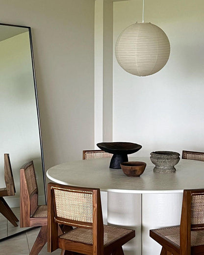 Élevez votre espace avec la lampe suspendue Akari A-Series – une chic lampe en papier japonaise présentant une esthétique minimaliste époustouflante