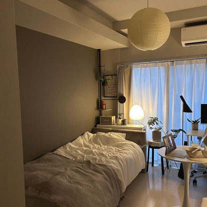 Élevez votre espace avec la lampe suspendue Akari A-Series – une chic lampe en papier japonaise présentant une esthétique minimaliste époustouflante