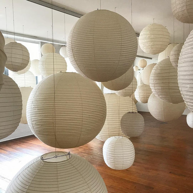 Élevez votre espace avec la lampe suspendue Akari A-Series – une chic lampe en papier japonaise présentant une esthétique minimaliste époustouflante