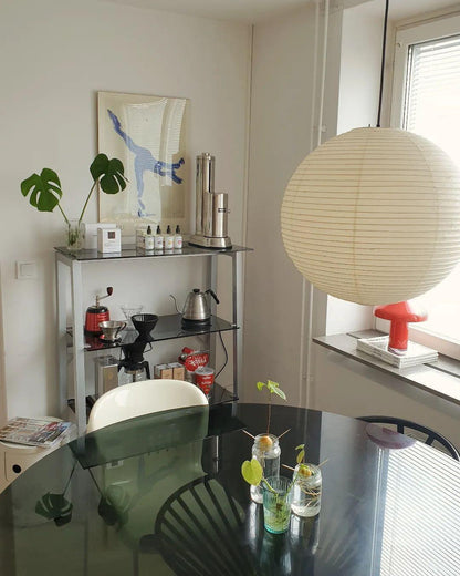 Élevez votre espace avec la lampe suspendue Akari A-Series – une chic lampe en papier japonaise présentant une esthétique minimaliste époustouflante