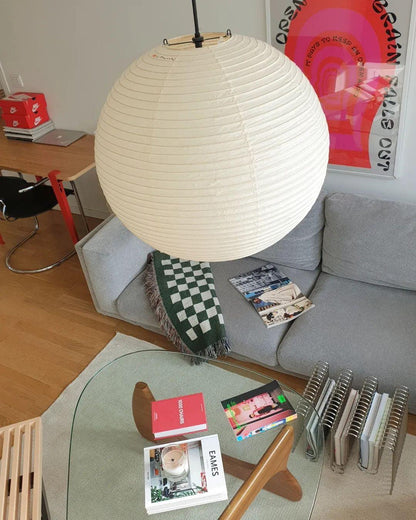 Élevez votre espace avec la lampe suspendue Akari A-Series – une chic lampe en papier japonaise présentant une esthétique minimaliste époustouflante