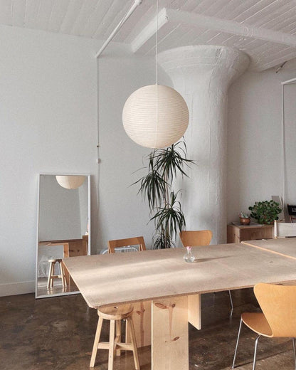 Élevez votre espace avec la lampe suspendue Akari A-Series – une chic lampe en papier japonaise présentant une esthétique minimaliste époustouflante