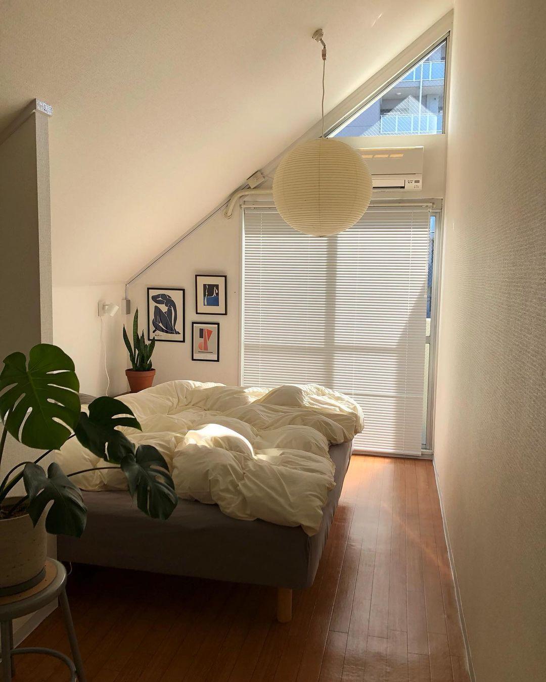 Élevez votre espace avec la lampe suspendue Akari A-Series – une chic lampe en papier japonaise présentant une esthétique minimaliste époustouflante