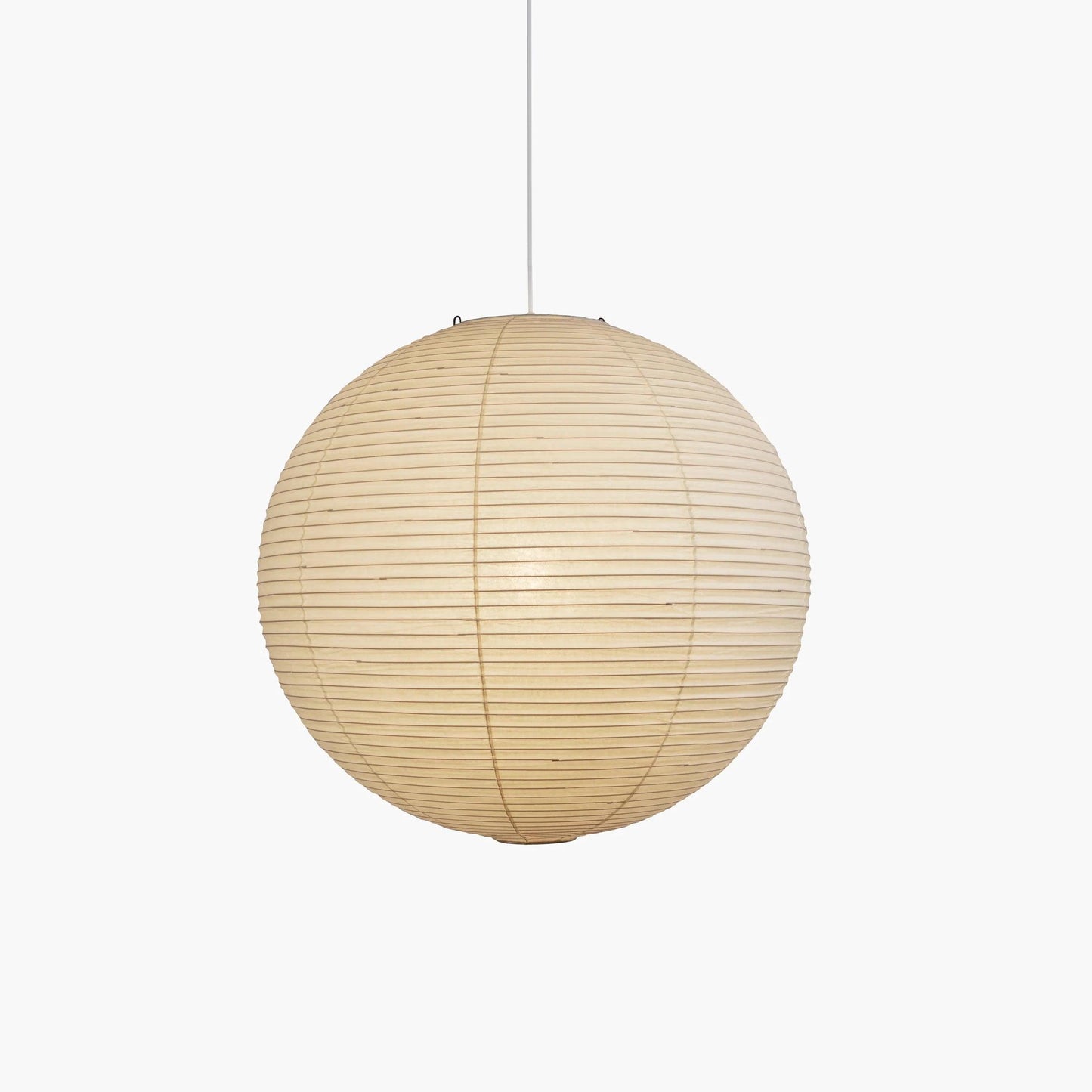 Élevez votre espace avec la lampe suspendue Akari A-Series – une chic lampe en papier japonaise présentant une esthétique minimaliste époustouflante