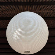 Élevez votre espace avec la lampe suspendue Akari A-Series – une chic lampe en papier japonaise présentant une esthétique minimaliste époustouflante