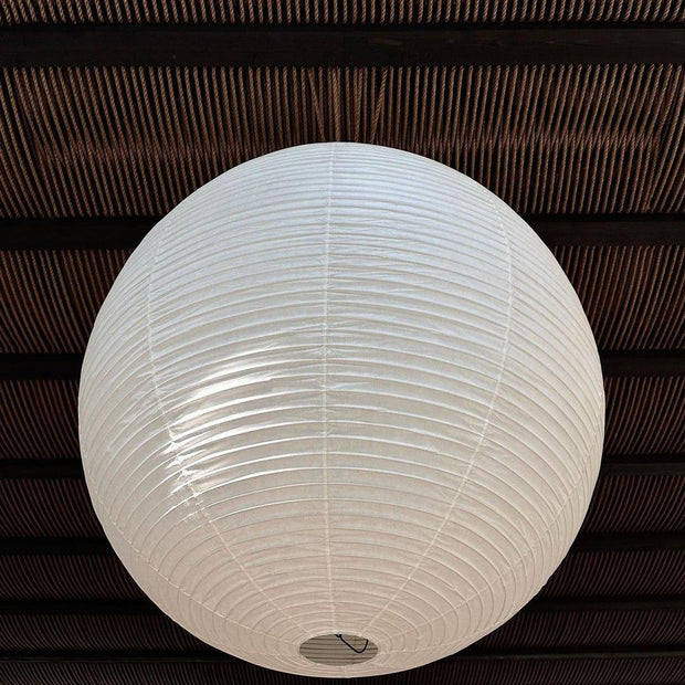 Élevez votre espace avec la lampe suspendue Akari A-Series – une chic lampe en papier japonaise présentant une esthétique minimaliste époustouflante