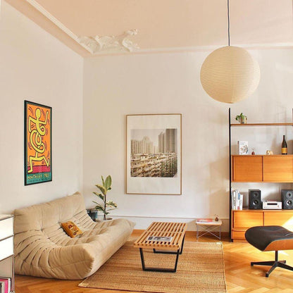 Élevez votre espace avec la lampe suspendue Akari A-Series – une chic lampe en papier japonaise présentant une esthétique minimaliste époustouflante