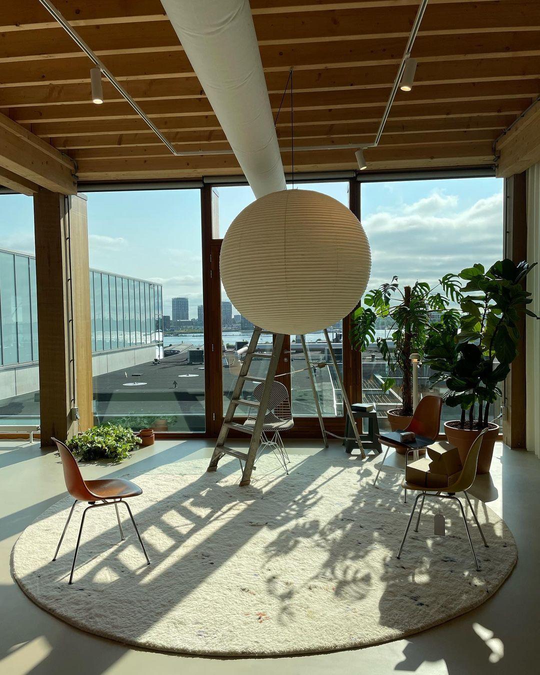 Élevez votre espace avec la lampe suspendue Akari A-Series – une chic lampe en papier japonaise présentant une esthétique minimaliste époustouflante