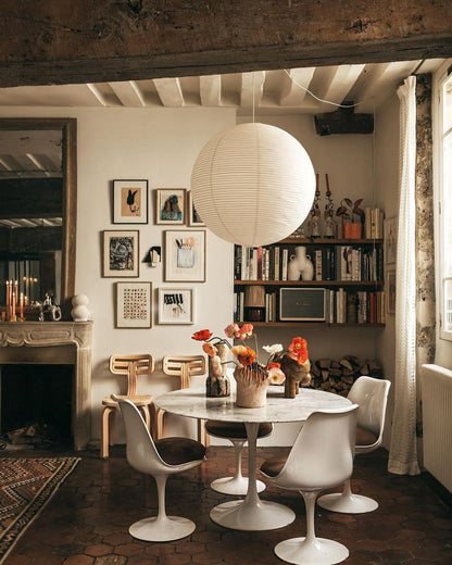 Élevez votre espace avec la lampe suspendue Akari A-Series – une chic lampe en papier japonaise présentant une esthétique minimaliste époustouflante