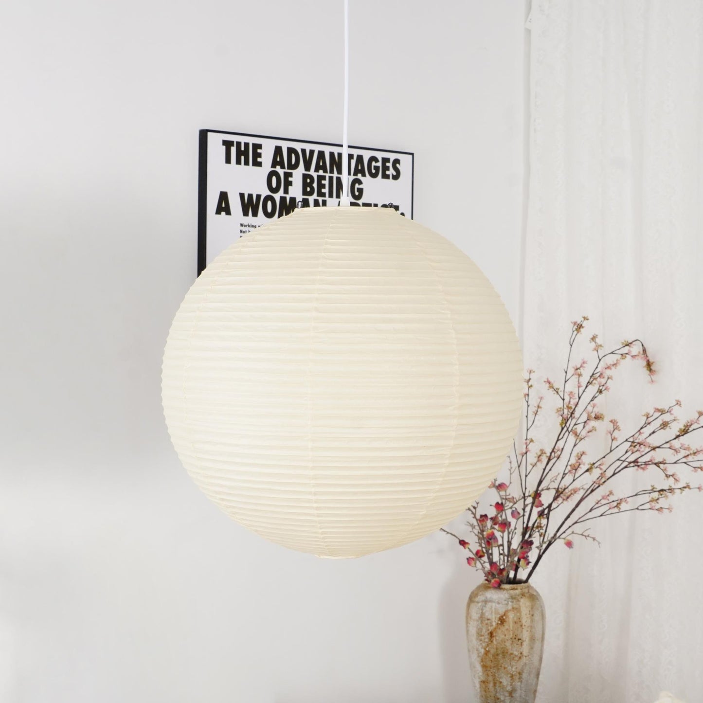 Élevez votre espace avec la lampe suspendue Akari A-Series – une chic lampe en papier japonaise présentant une esthétique minimaliste époustouflante