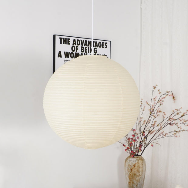 Élevez votre espace avec la lampe suspendue Akari A-Series – une chic lampe en papier japonaise présentant une esthétique minimaliste époustouflante